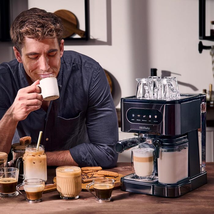 Кавомашина Cecotec Halbautomatische Express-Kaffeemaschine Power Espresso 20 ColdBrew Latte: 1350 Вт, 20 бар, холодний/теплий/гарячий, сенсорний екран, 1.5 л резервуар для води, 500 мл молока, підігрівач чашок, подвійний портафільтр