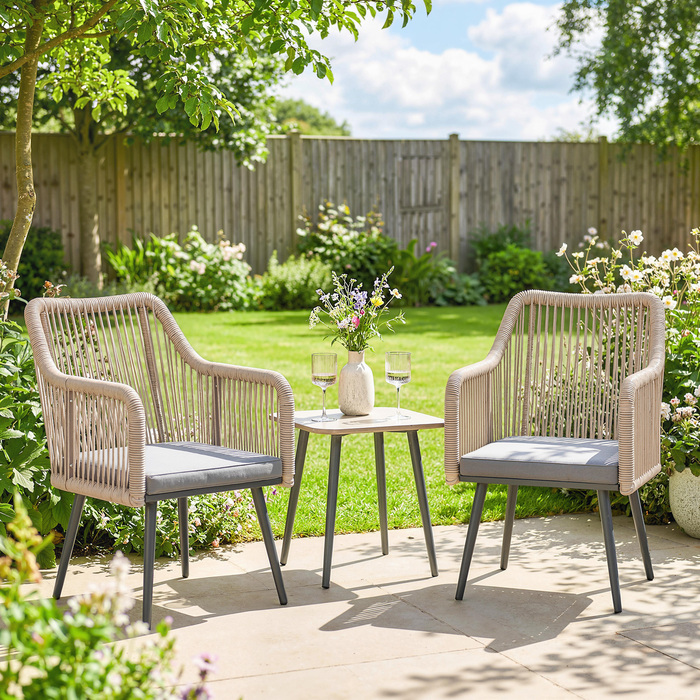 Набір із двох садово-патіо стільців, стійких до погодних умов. Зручні садові стільці з підлокітниками та подушками для сидіння, міцний металевий каркас, витримують до 120 кг. Колір: світло-сірий.
