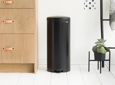 Контейнер для сміття Brabantia NewIcon 30 л з педаллю матово-чорний