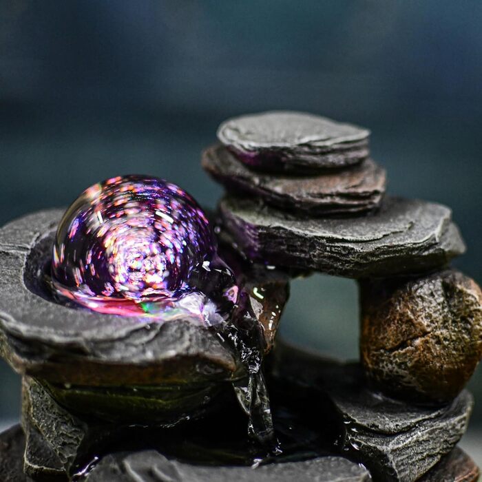 Джерело води Zen'Light від Zimmerbrunnen: природний водоспад з ефектом каменів та кольоровим LED-підсвічуванням. Ідеальна декор для дому, медитації та релаксації. Об'єкт Фен-Шуй для щастя. Висота 23 см (Satya)