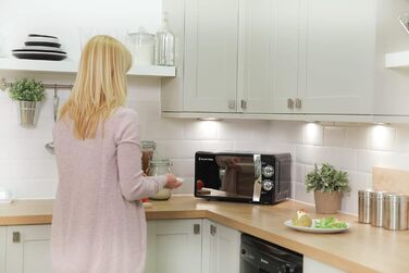 Мікрохвильова піч Russell Hobbs RHMM701C Solo 17л, 700 Вт, чорна: розморожування, таймер, 5 рівнів потужності
