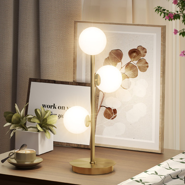 Настільна лампа з трьома сферичними плафонами, міцний сталевий постамент, патрони G9, розміри 24 x 24 x 53 см, латунь.