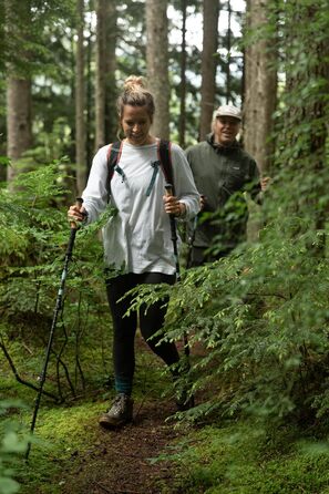 Трекінгові палиці Cascade Mountain Tech алюмінієві туристичні палиці з регульованими замками, з можливістю розширення до 137,2 см, 2 шт. и Чорна, світло-блакитна коркова коркова ручка