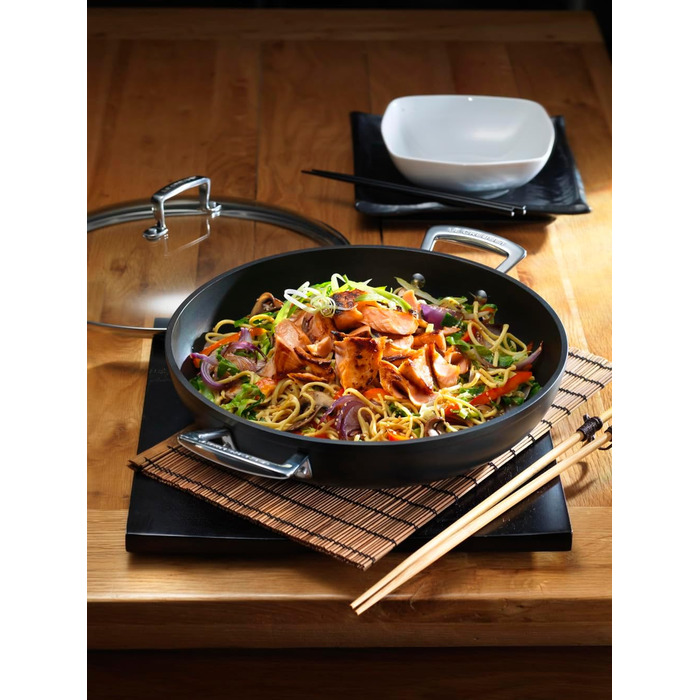 Пан з антипригарним покриттям Le Creuset, Ø 30 см, з кришкою, для всіх типів плит (в т.ч. індукційних), алюміній, сірий/срібний