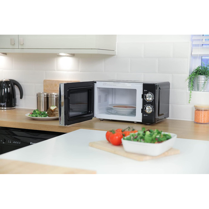 Мікрохвильова піч Russell Hobbs RHMM701C Solo 17л, 700 Вт, чорна: розморожування, таймер, 5 рівнів потужності