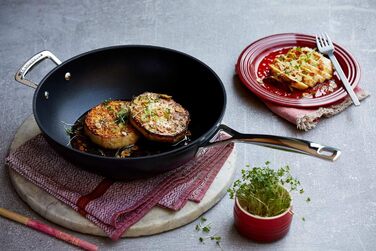 Ле Крюзо сковорода-вок з антипригарним покриттям, діаметр 30 см, для всіх типів плит (включно з індукційними), алюміній, сірий/срібний