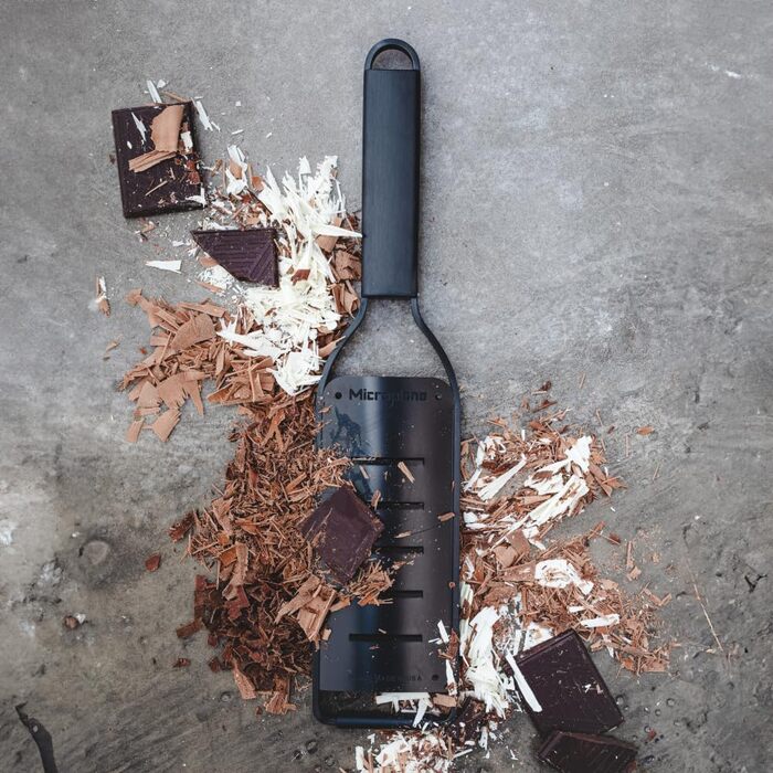 Терка кухонна Microplane Grob з нержавіючої сталі, Made in USA, для сиру, моркви, імбиру, кокосу та хріну, серія Black Sheep (чорна, велика)