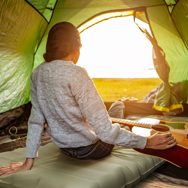 Водовідштовхувальний повітряний матрац Outsunny Camping Sleeping Mattres, з сумкою для перенесення ножного насоса, зелений до 80 кг для пригод на свіжому повітрі