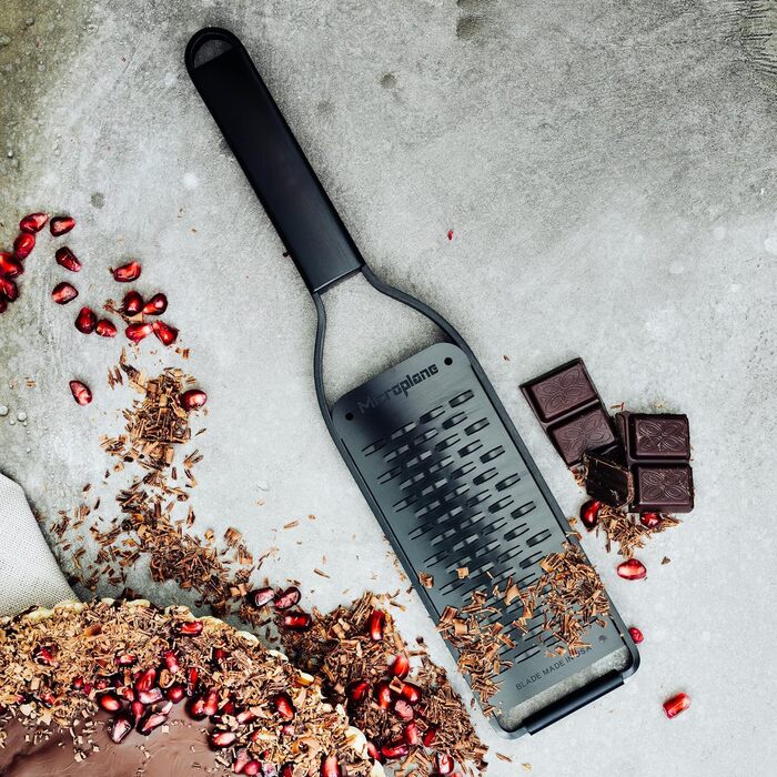 Терка кухонна Microplane Grob з нержавіючої сталі, Made in USA, для сиру, моркви, імбиру, кокосу та хріну, серія Black Sheep (чорна, 2-стороння)