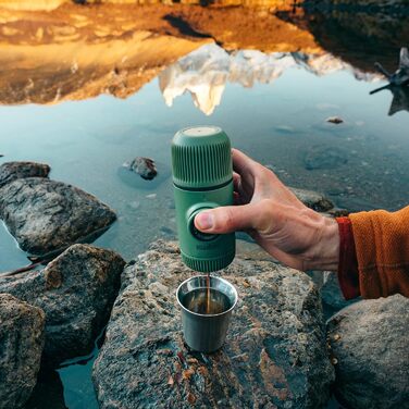 WACACO Nanopresso: портативна кавомашина еспресо з кейсом, оновлена версія Minipresso, ручна, чорний (80 мл, мох-зелений)