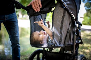 Дитяча коляска-візок Hauck Runner 2, чорний - робастний триколісний візок з XL повітряними колесами, амортизацією, захистом від сонця SPF 50+, великим москітним вікном, регульованою ручкою, з функцією рекліну для дітей від народження до 22 кг, складаний ч