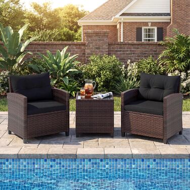 Садовий набір меблів COSTWAY з ротангу 3 предмети: 2 крісла, стіл зі скляною стільницею, подушки. Меблі для балкона та тераси на 2 особи, вуличні, коричнево-чорні