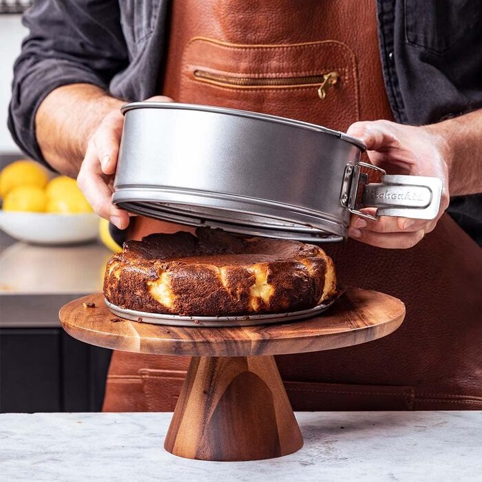 Набір форм для випічки KitchenAid з алюмінізованої сталі, 20см та 24см, антипригарне покриття, для духовки, миється в посудомийній машині, сірий