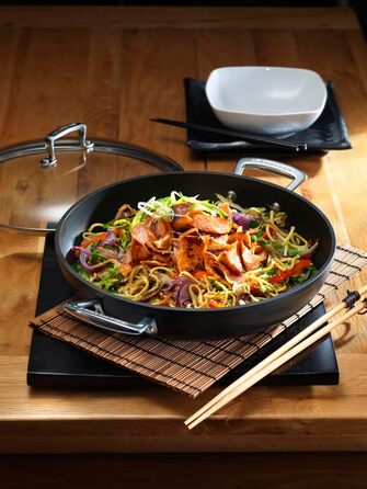 Пан з антипригарним покриттям Le Creuset, Ø 30 см, з кришкою, для всіх типів плит (в т.ч. індукційних), алюміній, сірий/срібний