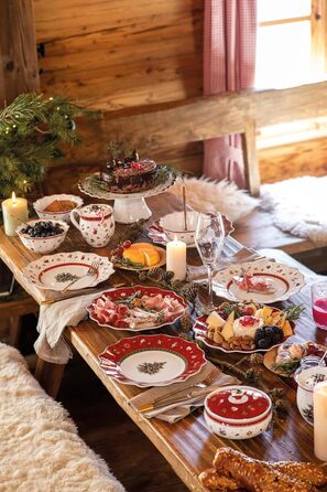 Сервіз для сніданку Villeroy & Boch Toy's Delight на 2 особи (6 предметів), білий/червоний. Преміум-посуд для святкування Різдва. Кераміка, білий/кольоровий.