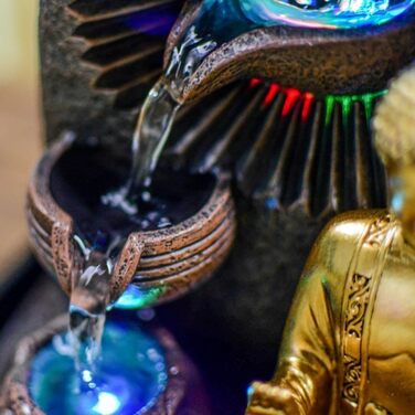Джерело води Zen'Light від Zimmerbrunnen з Буддою та LED-підсвічуванням. Сучасна декорація для медитації та релаксації. Об'єкт Фен-Шуй, висота 26 см, колір горіх (Bhava)