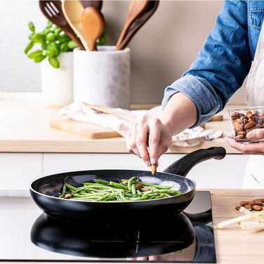 Керамічна сковорода BK Brilliant Healthy підходить для індукції (28 см), безпечна для духовки та гриля до 160 C, міцна та професійна, придатна для миття в посудомийній машині, без PFAS, чорна сковорода 28 см