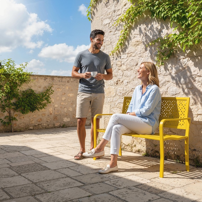 Лавочка для саду на 2 особи, металева, стійка до погодних умов. Міцна конструкція з антикорозійним покриттям та геометричним дизайном, витримує до 240 кг.