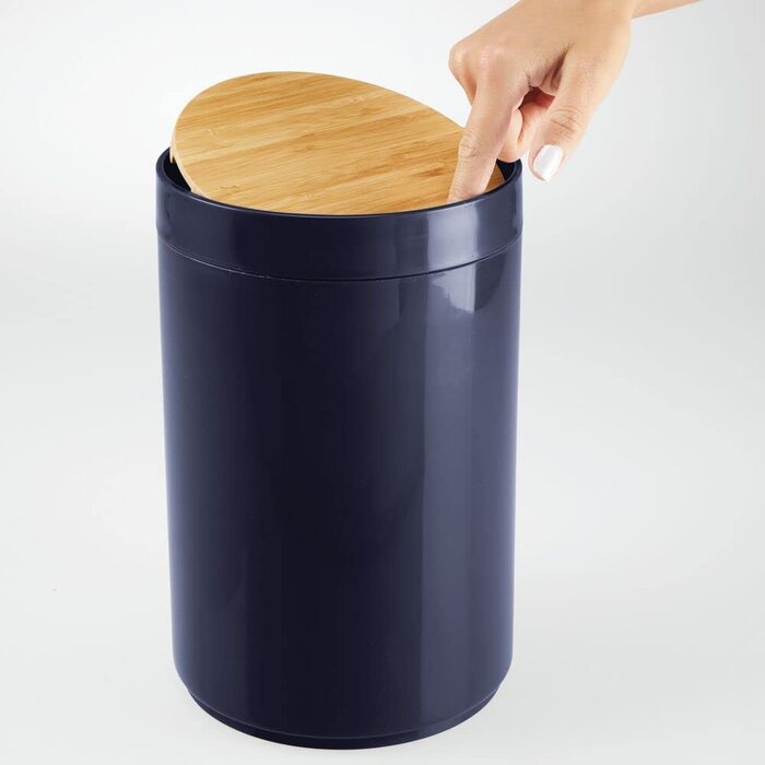 Зручна кухонна корзина mDesign-сучасна бамбукова і пластикова корзина для ванної, офісу та кухні-міцна кошик для сміття з кришкою - кольори бамбука і білий (темно-синій / натуральний)