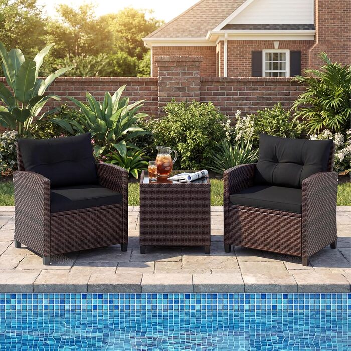Садовий набір меблів COSTWAY з ротангу 3 предмети: 2 крісла, стіл зі скляною стільницею, подушки. Меблі для балкона та тераси на 2 особи, вуличні, коричнево-чорні