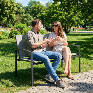 Вулична лавка для двох, металева, стійка до погодних умов, з дихаючою поверхнею сидіння та вигнутими підлокітниками, 112 x 66 x 80 см, сіра
