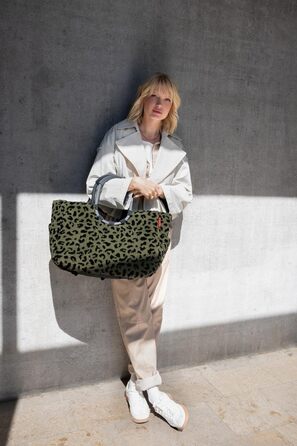 Сумка Reisenthel Loopshopper L – стильна та містка, з водонепроникним покриттям та кишенями з перероблених PET-пляшок, колір Gold (Teddy Leo Olive)