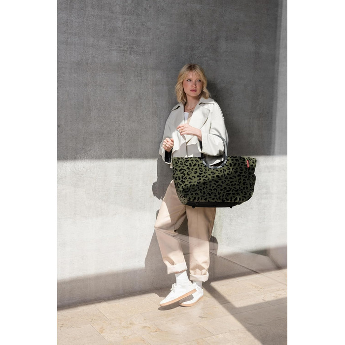 Сумка Reisenthel Loopshopper L – стильна та містка, з водонепроникним покриттям та кишенями з перероблених PET-пляшок, колір Gold (Teddy Leo Olive)