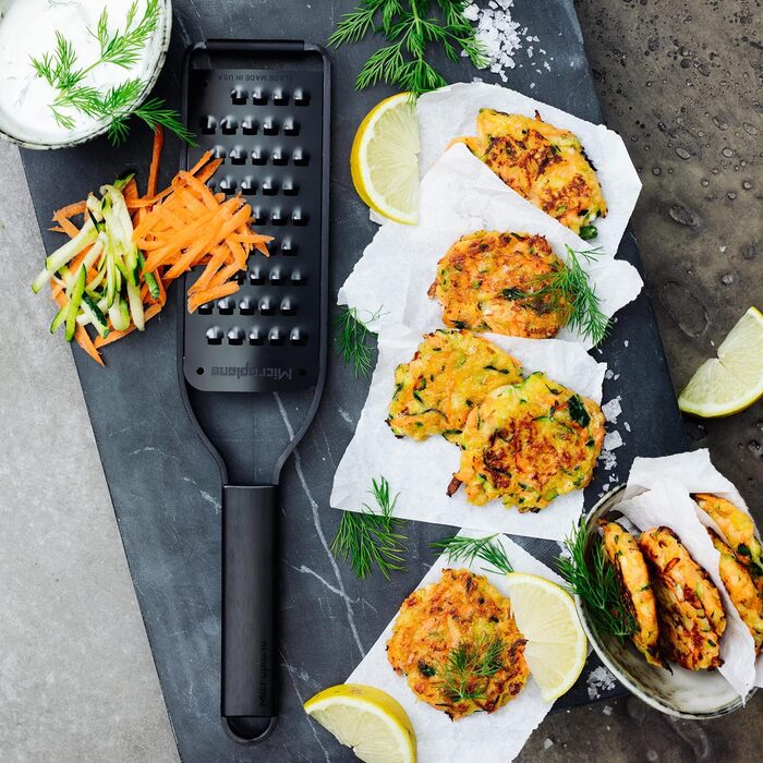 Терка кухонна Microplane Grob з нержавіючої сталі, Made in USA, для сиру, моркви, імбиру, кокосу та хріну, серія Black Sheep (чорна, дуже груба)