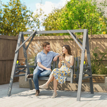 Двомісна садова гойдалка, дерев'яна лавка-гойдалка з полицями, тримачами для напоїв та металевими ланцюгами, сірого кольору