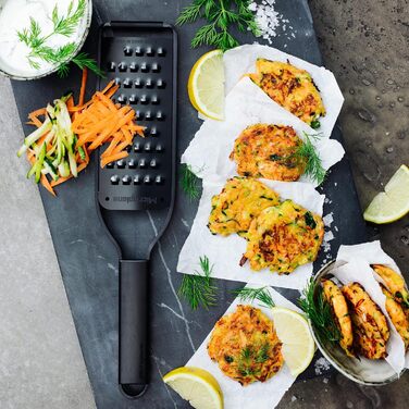 Терка кухонна Microplane Grob з нержавіючої сталі, Made in USA, для сиру, моркви, імбиру, кокосу та хріну, серія Black Sheep (чорна, дуже груба)