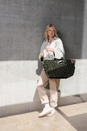 Сумка Reisenthel Loopshopper L – стильна та містка, з водонепроникним покриттям та кишенями з перероблених PET-пляшок, колір Gold (Teddy Leo Olive)