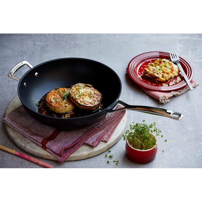 Ле Крюзо сковорода-вок з антипригарним покриттям, діаметр 30 см, для всіх типів плит (включно з індукційними), алюміній, сірий/срібний