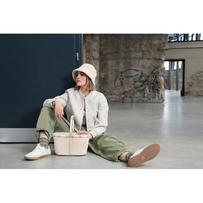 Сумка-шопер Reisenthel Carry Bag XS – Стабільний кошик XS формату з практичною внутрішньою кишенею, елегантний та водонепроникний дизайн (Teddy Sand)