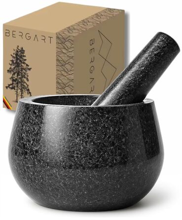 Гранітний ступка з товкачиком BERGART – ступка з високоякісного граніту, довгий товкачик, стійка підставка. Ідеальна для трав, спецій та песто