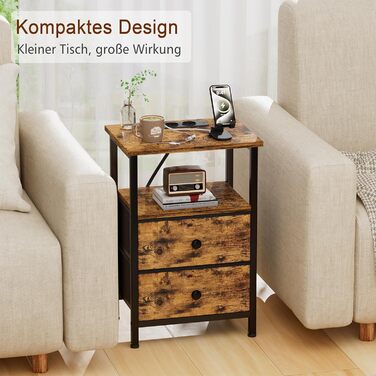 Нічний столик AMHANCIBLE з зарядкою, приліжний столик з висувними ящиками з тканини, журнальний столик з відкритою полицею, з 2 USB-портами та 2 розетками, для спальні, вітальні, HETS020GY-1 (Коричневий)