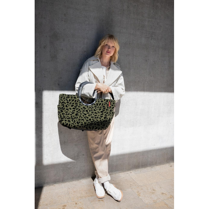 Сумка Reisenthel Loopshopper L – стильна та містка, з водонепроникним покриттям та кишенями з перероблених PET-пляшок, колір Gold (Teddy Leo Olive)