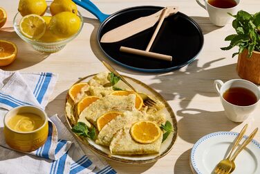 Сковорода для крепів Le Creuset з дерев'яним шкребком, чавун, Ø 27 см, для всіх типів плит (включаючи індукцію), Червоний (Cerise), 20136270600460