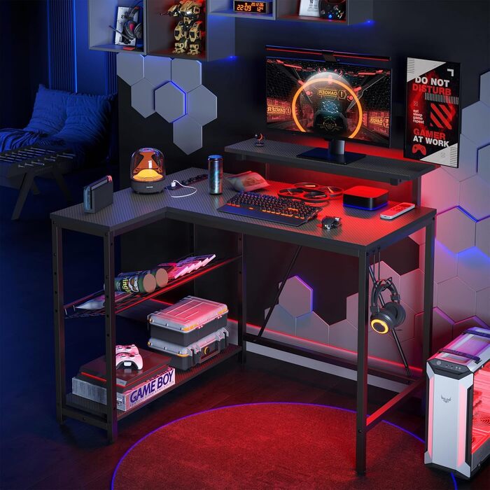 Ігровий кутовий стіл Bestier L-подібної форми з LED-підсвічуванням, розетками, 2 полицями та гачками – кутовий стіл для комп'ютера, офісу, спальні та геймінгу 106 x 80 см, 3D-вуглецеве волокно чорного кольору