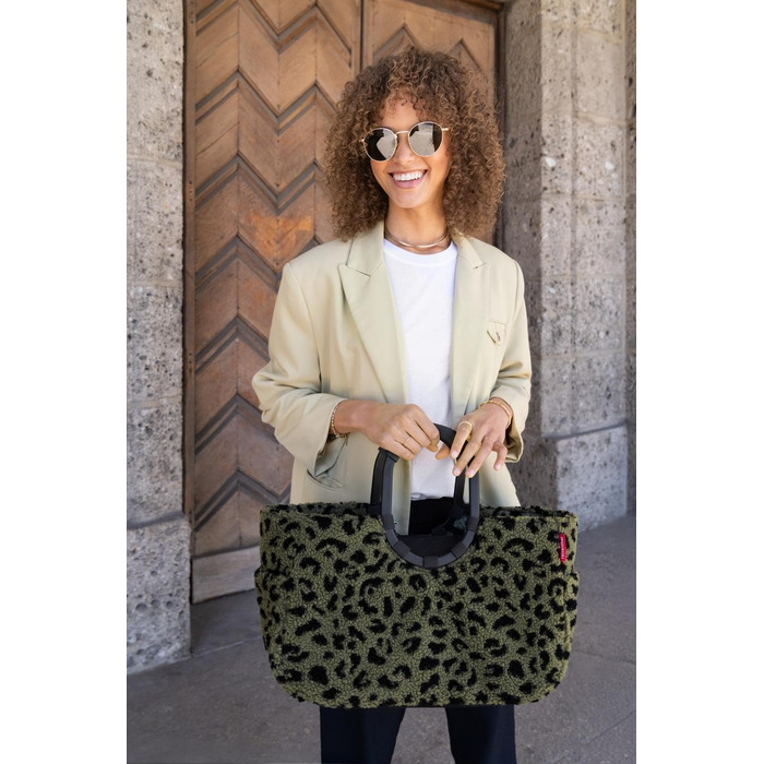 Сумка Reisenthel Loopshopper L – стильна та містка, з водонепроникним покриттям та кишенями з перероблених PET-пляшок, колір Gold (Teddy Leo Olive)