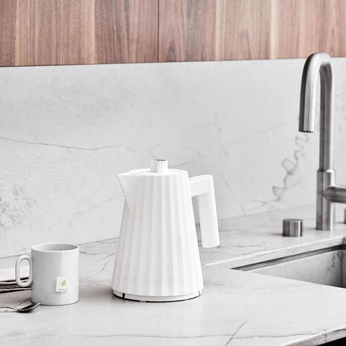 Електричний чайник Alessi Plissé MDL06/1WUK - 1 літр, білий, 2400W, з термопластичного матеріалу, штекер UK, 100 cl