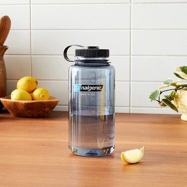 Пляшка для води Nalgene Sustain Tritan без вмісту бісфенолу А, виготовлена з 50 пластикових відходів, об'ємом 900 мл, з широкою шийкою, сіра з чорною кришкою, об'ємом 32 Унції, Кубок світу, сіра з чорною кришкою