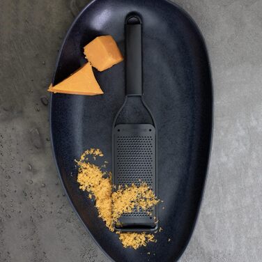 Терка кухонна Microplane Fein з нержавіючої сталі, Made in USA, для пармезану, цитрусових, часнику, чилі та твердих спецій, серія Black Sheep, чорна, тонка леза