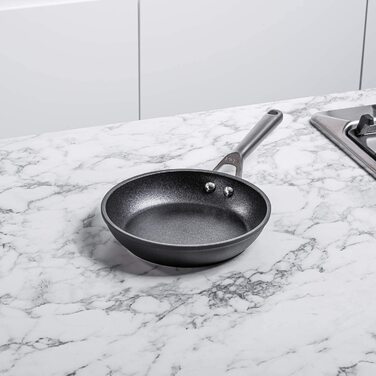 Твердий анодований алюміній, антипригарне покриття, сумісність з індукцією, можна мити в посудомийній машині, сірий (деко 28 см), 30030EU