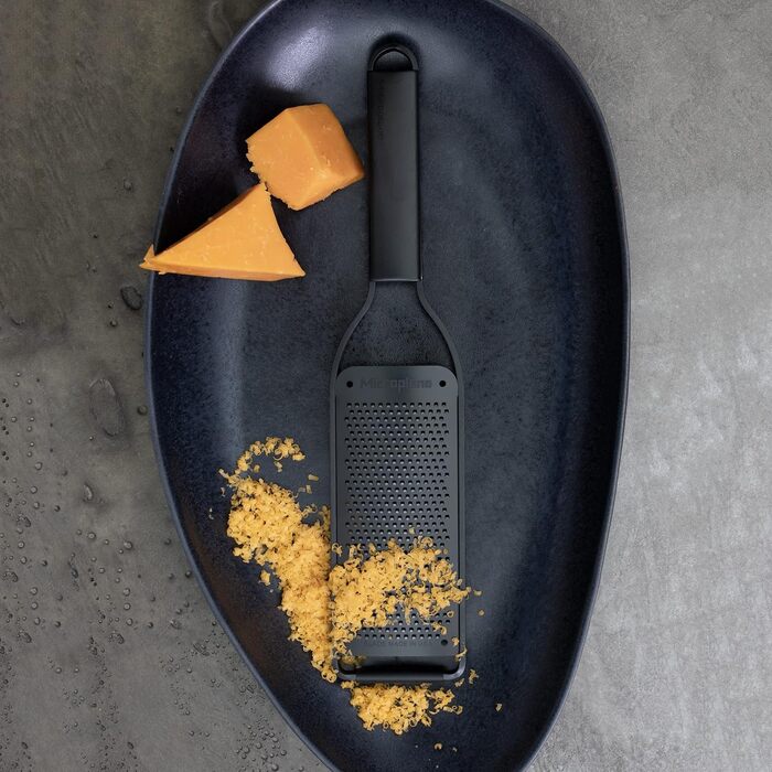 Терка кухонна Microplane Fein з нержавіючої сталі, Made in USA, для пармезану, цитрусових, часнику, чилі та твердих спецій, серія Black Sheep, чорна, тонка леза