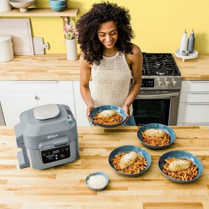 Мультиварка Ninja Speedi 10-в-1 з фритюрницею, 5.7л, ON400UK, сірий колір морської солі. Готує: смаження, запікання, тушкування, приготування на пару, гриль, тушене м'ясо, швидкі страви.