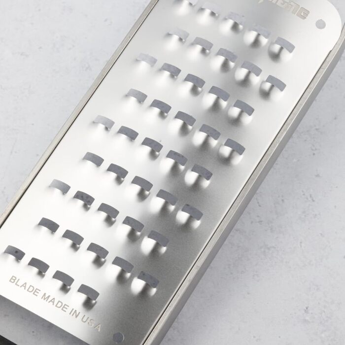 Терка кухонна Microplane NEUE Professional Serie з грубою клинкою | З нержавіючої сталі | Для твердого сиру, моркви, кокосу, горіхів, шоколаду, імбиру та часнику | Виготовлена в США