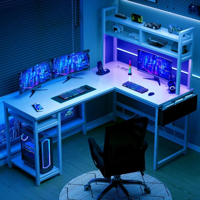 Ігровий стіл Devoko L-подібної форми з LED-підсвічуванням, 140 x 120 см, з 2 розетками та 2 USB-портами, з полицями для зберігання, білий