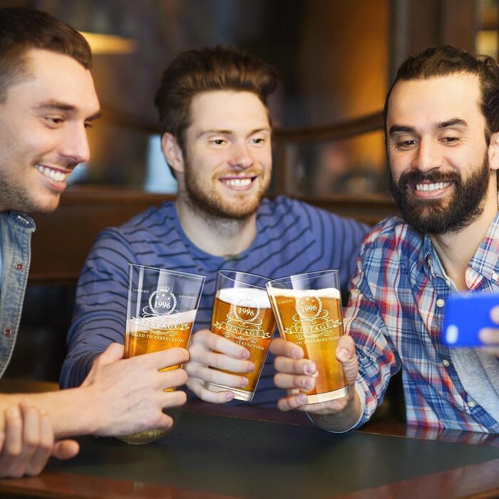 Пивний келих LIGHTEN LIFE 450 мл в дерев'яній подарунковій коробці - Ідеальний подарунок чоловікові на 60 років (1966 рік народження)