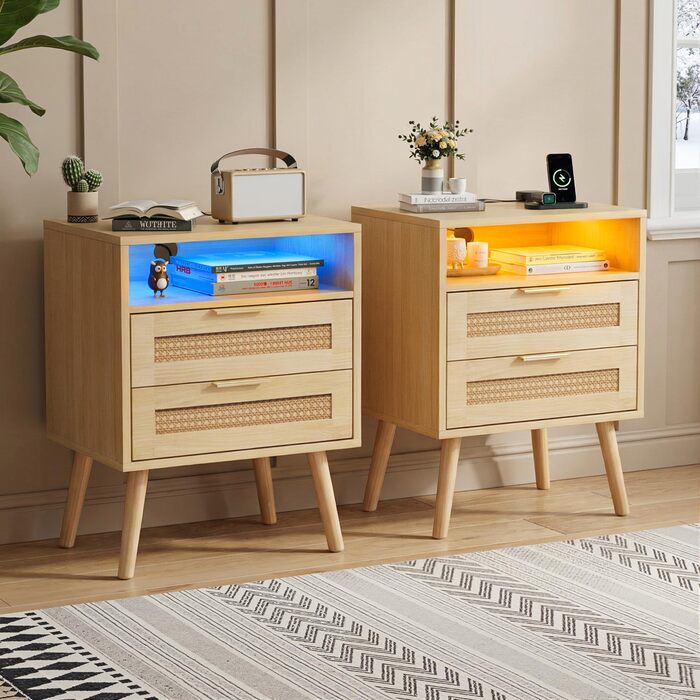 Набір з 2 приліжкових тумбочок з ротангу, LED-підсвічуванням, розетками, регульованим кольором, з відкритим простором та 2 висувними ящиками з ротангу, масивні дерев'яні ніжки, колір дерева (2 шт.)