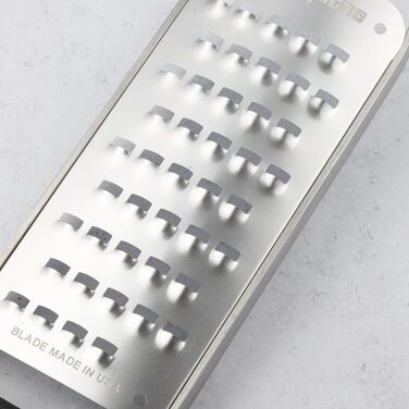 Терка кухонна Microplane NEUE Professional Serie з грубою клинкою | З нержавіючої сталі | Для твердого сиру, моркви, кокосу, горіхів, шоколаду, імбиру та часнику | Виготовлена в США